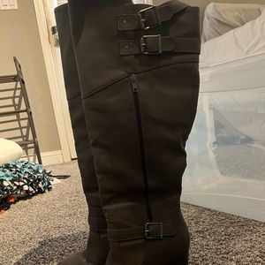 KNEE HIGH HEEL BOOT